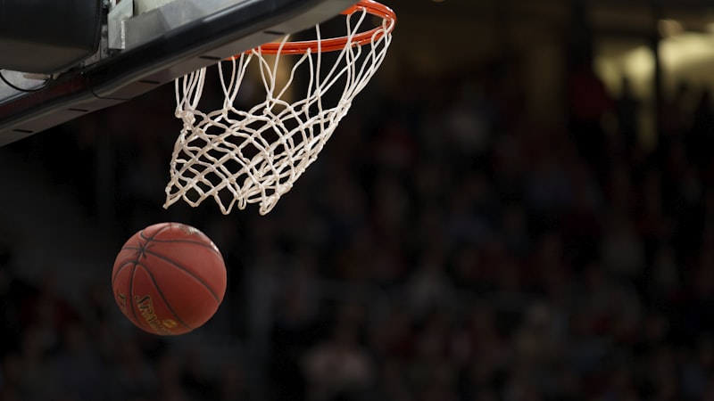 NBA篮球比赛直播画面 - 球员扣篮精彩瞬间